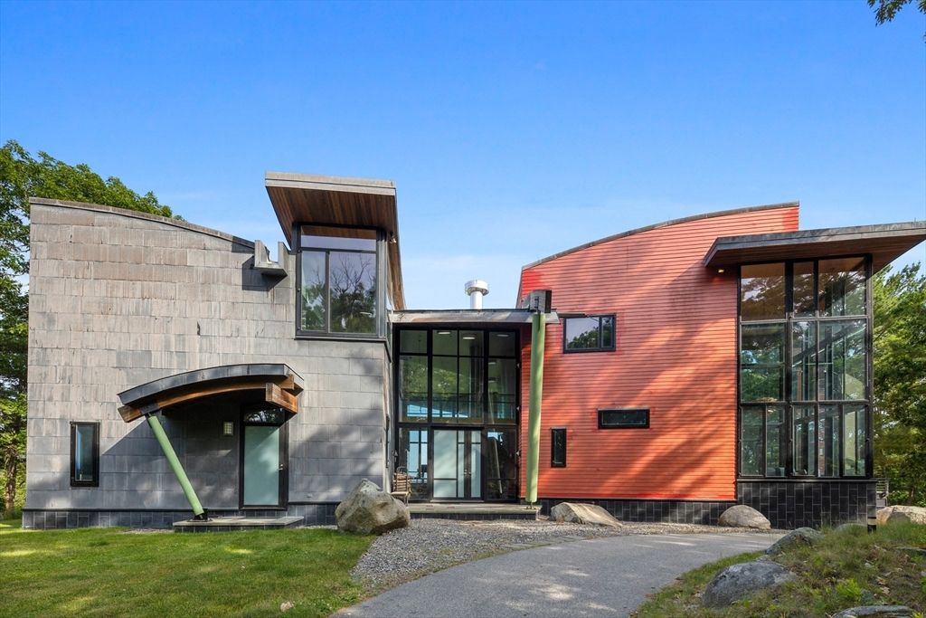 Exterior, Facade, Modern