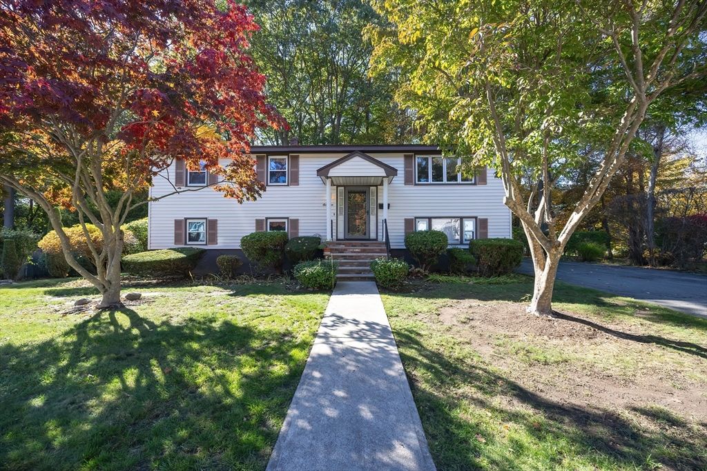 Backyard, Exterior, Facade, Raised Ranch