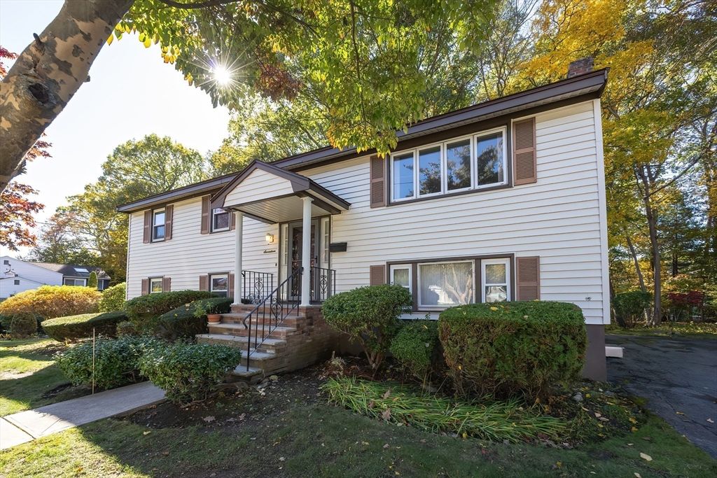 Exterior, Facade, Raised Ranch