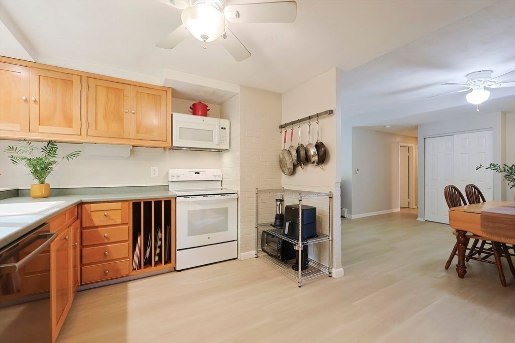 Dining room, Interior, Kitchen, Stainless Steel Appliances, Wood Texture Flooring