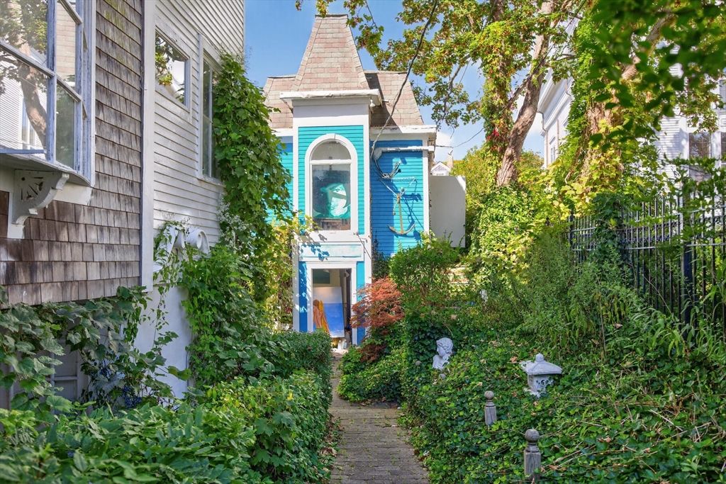 Exterior, Facade, Queen Anne Victorian