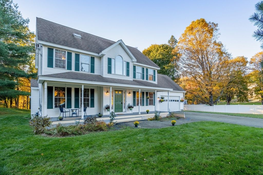 Attached, Exterior, Facade, Farmhouse