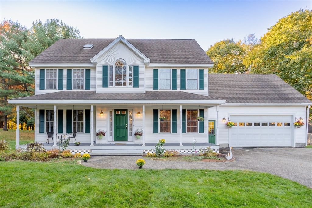 Attached, Exterior, Facade, Farmhouse