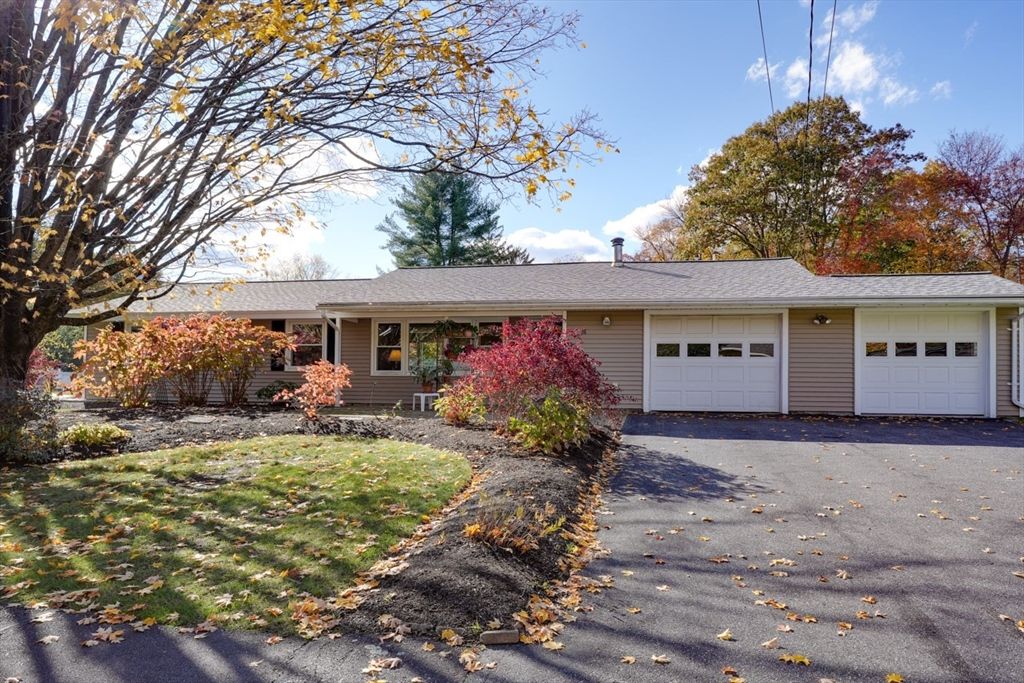 Attached, Exterior, Facade, Ranch