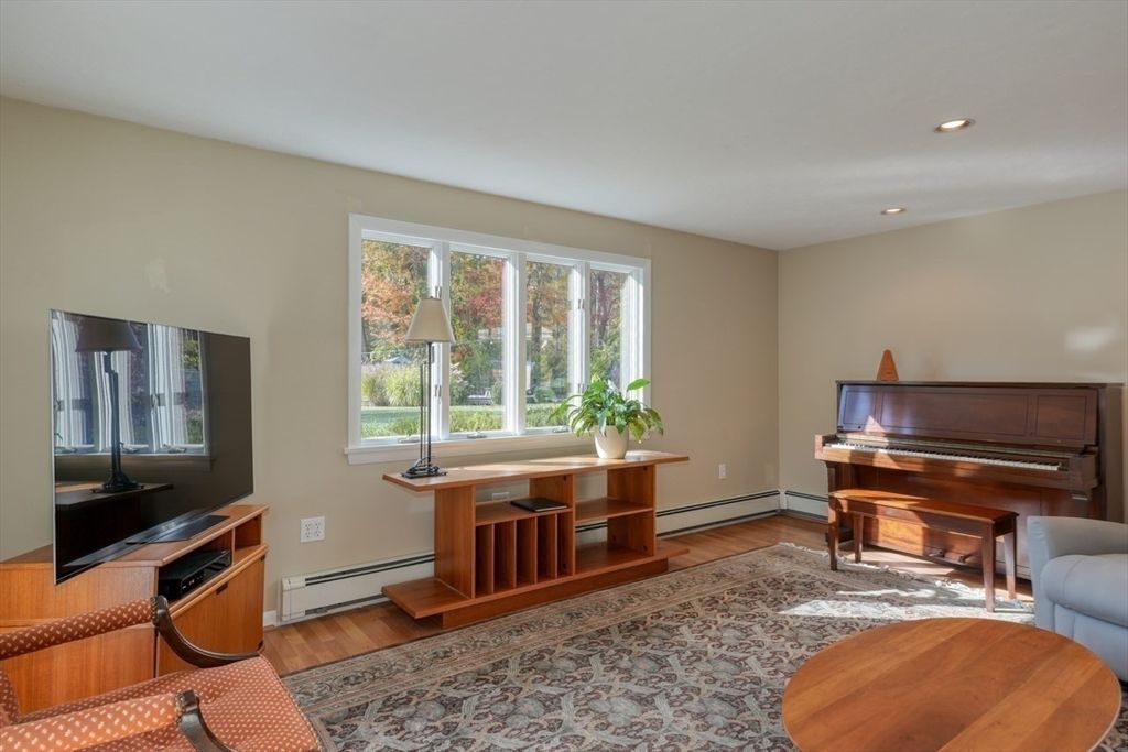 Interior, Piano, Recessed Lighting, Wood Texture Flooring