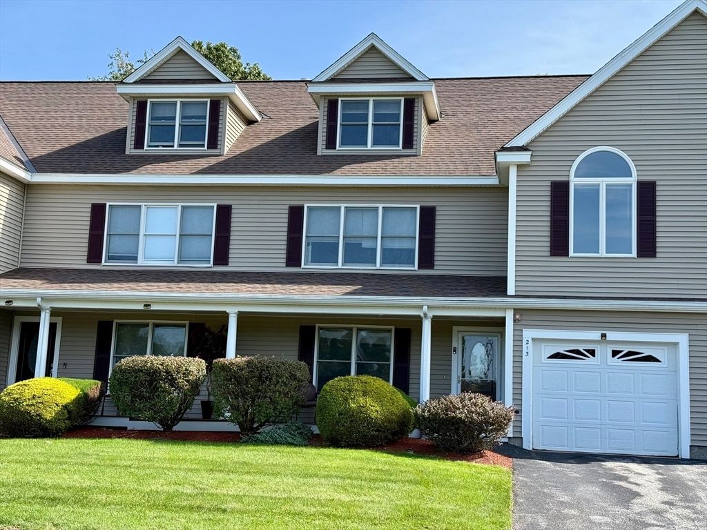 Attached, Exterior, Facade, Farmhouse