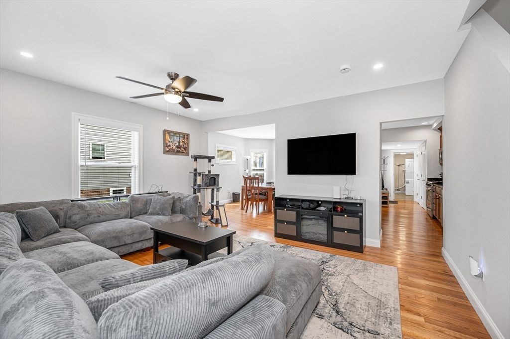 Fitness Equipment, Interior, Living room, Recessed Lighting, Wood Texture Flooring