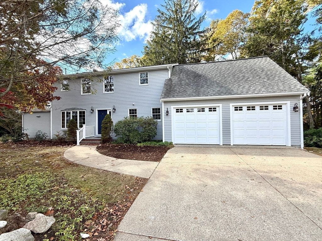 Attached, Exterior, Facade, Cape Cod