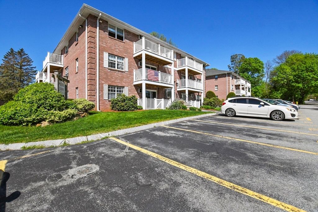 Exterior, Facade, Brick Facade, Rowhouse