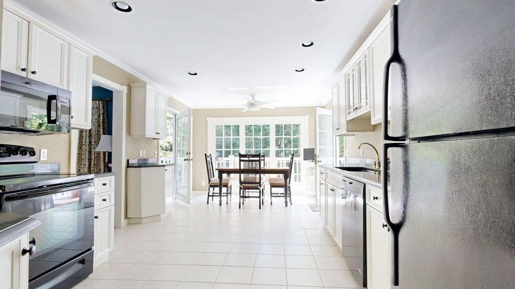 Dining room, Interior, Kitchen, Recessed Lighting, Stainless Steel Appliances