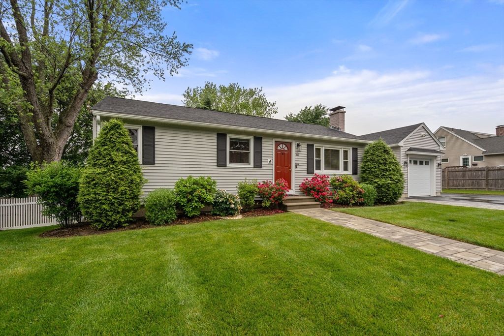 Attached, Exterior, Facade, Cape Cod