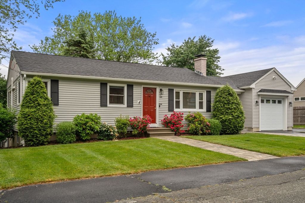 Attached, Exterior, Facade, Cape Cod