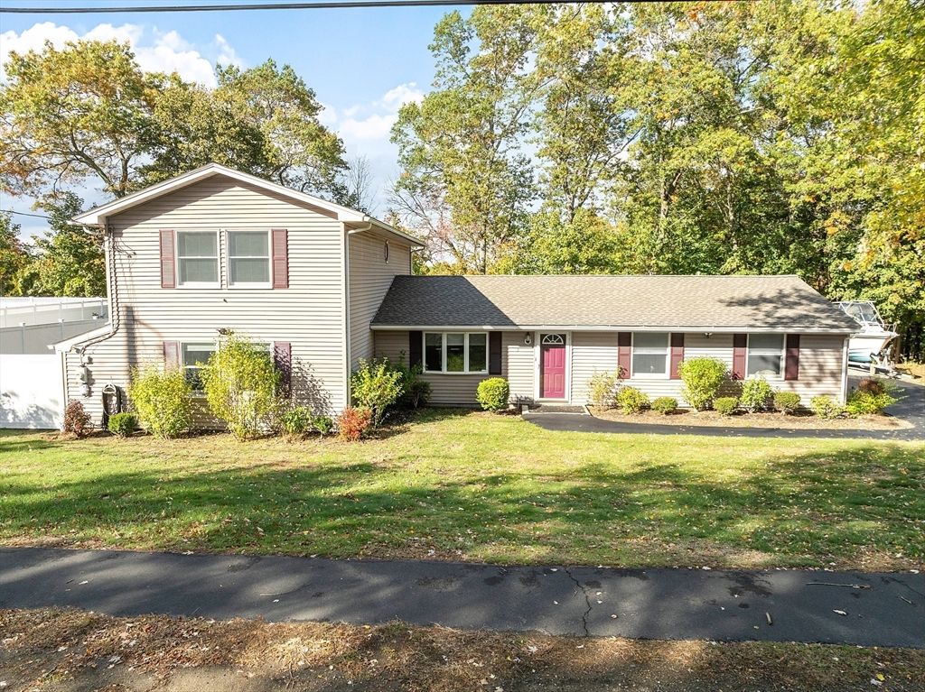 Exterior, Facade, Split Level