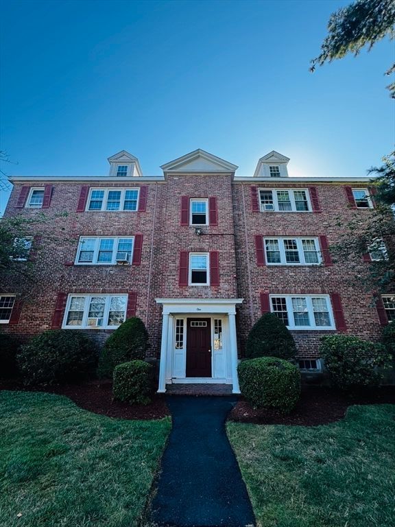 Exterior, Facade, Brick Facade, Rowhouse