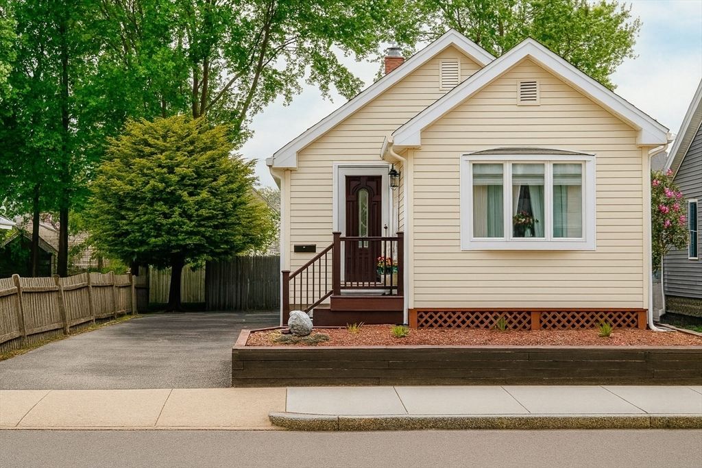 Exterior, Facade, Queen Anne Victorian
