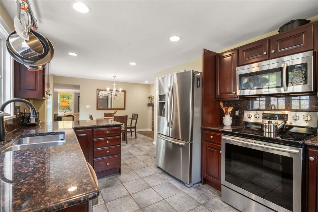 Chandelier, Dining room, Interior, Kitchen, Pendant Lights, Recessed Lighting, Stainless Steel Appliances