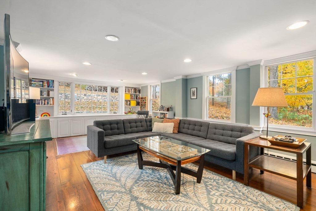 Interior, Living room, Recessed Lighting, Wood Texture Flooring