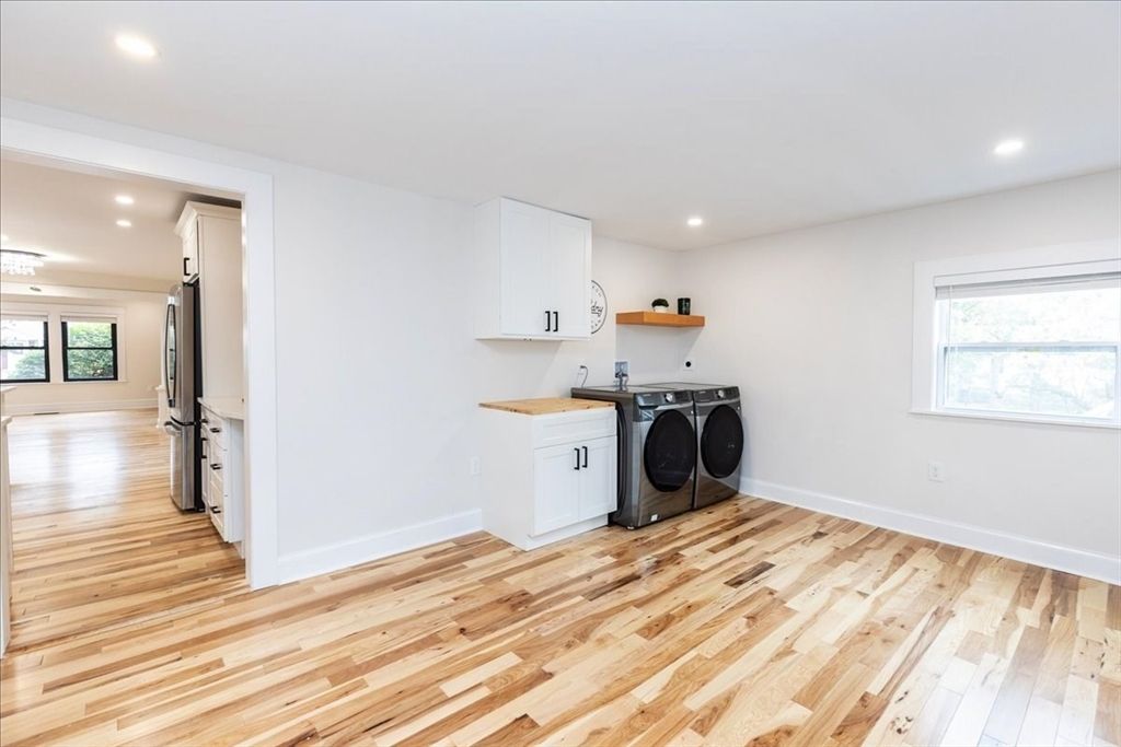 Interior, Recessed Lighting, Washer, Wood Texture Flooring
