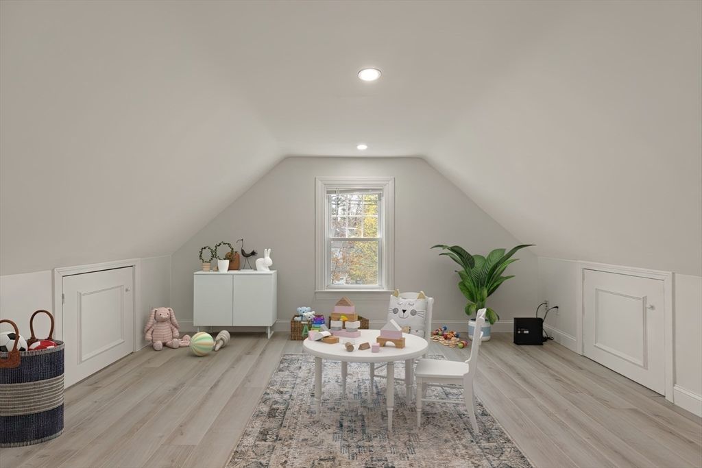 Interior, Recessed Lighting, Wood Texture Flooring