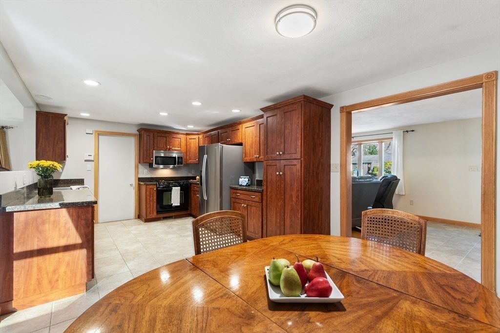 Dining room, Interior, Kitchen, Recessed Lighting, Stainless Steel Appliances