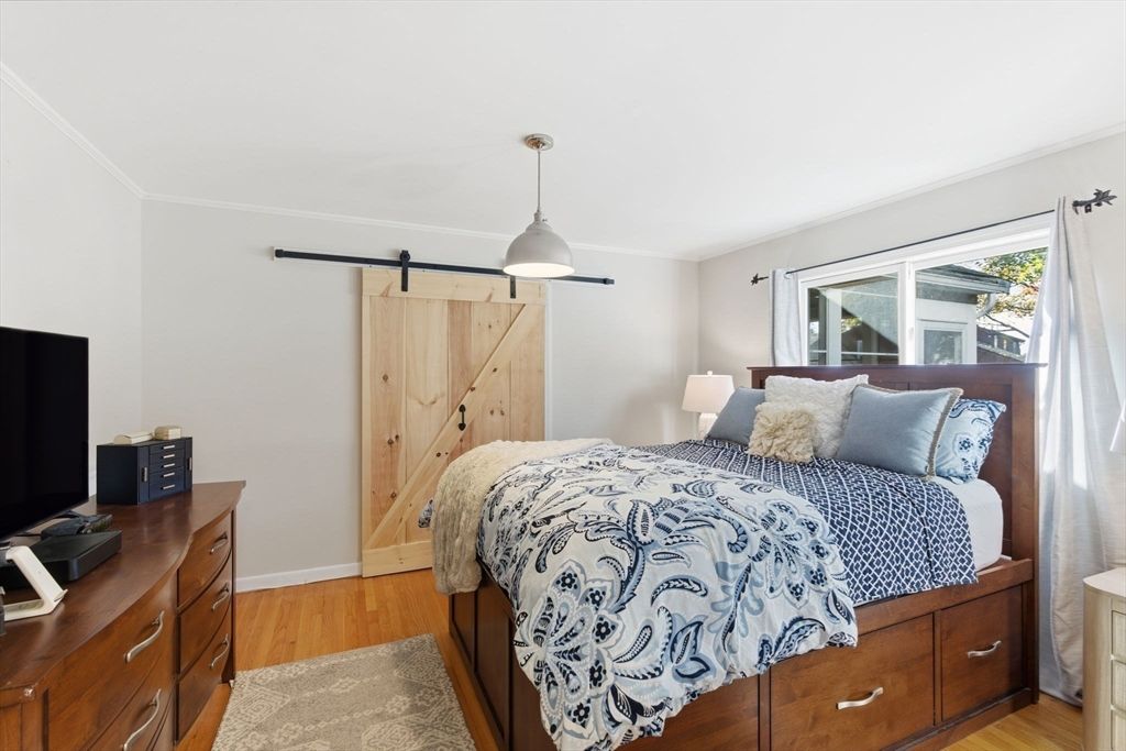 Bedroom, Interior, Pendant Lights, Wood Texture Flooring