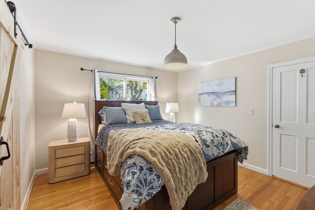 Bedroom, Interior, Pendant Lights, Wood Texture Flooring