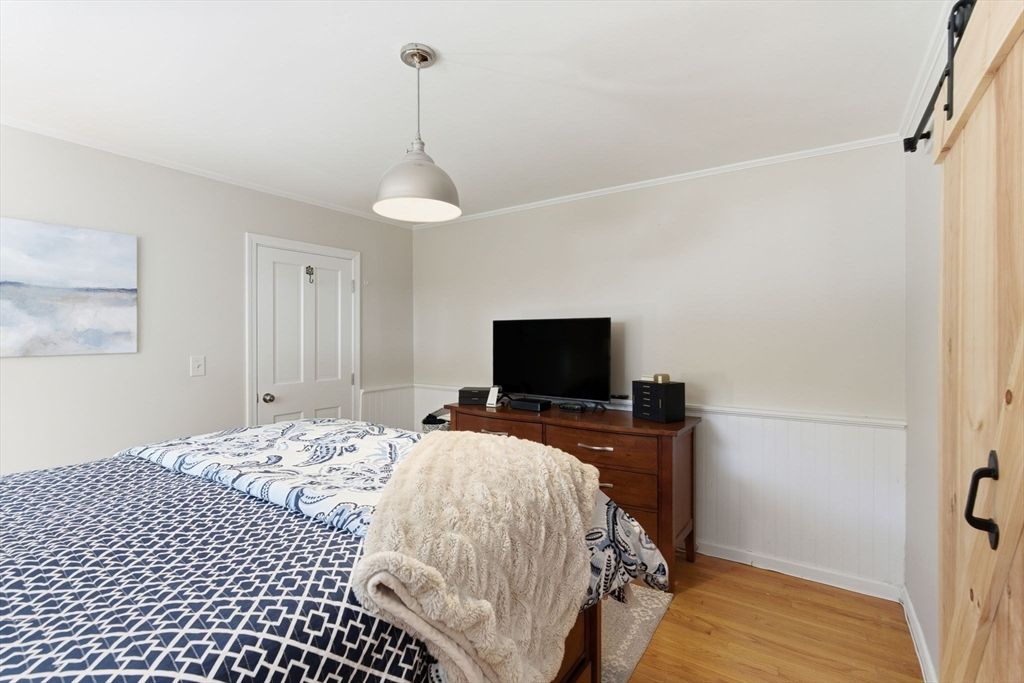 Bedroom, Interior, Pendant Lights, Wood Texture Flooring