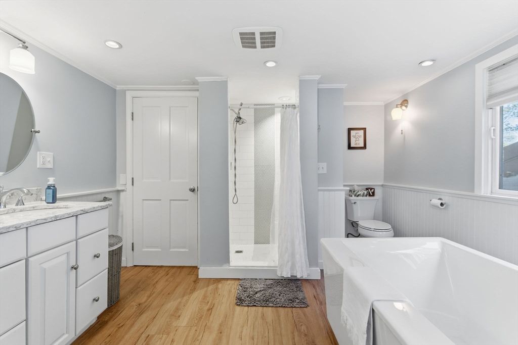 Bathroom, Interior, Recessed Lighting, Wood Texture Flooring