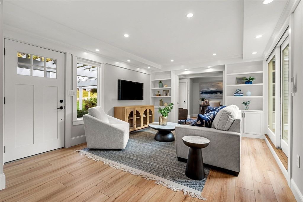 Interior, Living room, Recessed Lighting, Wood Texture Flooring