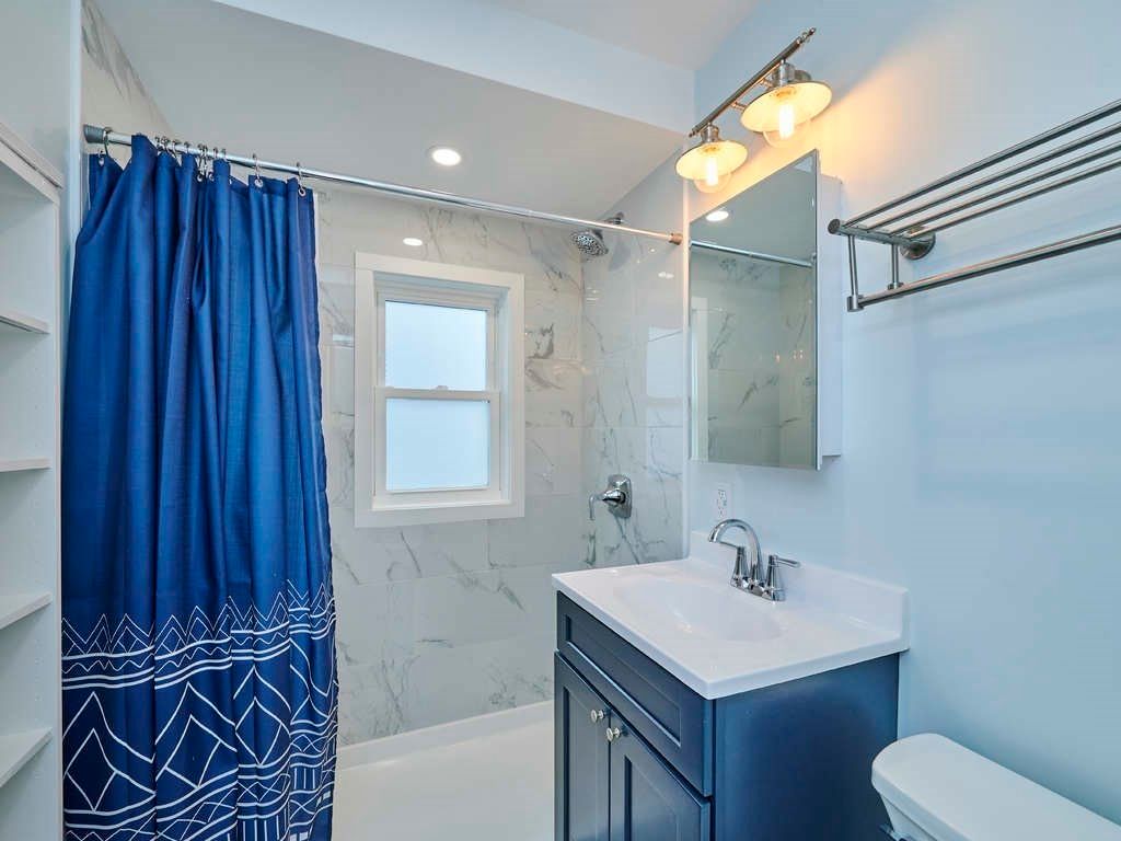 Bathroom, Interior, Marble Walls, Recessed Lighting