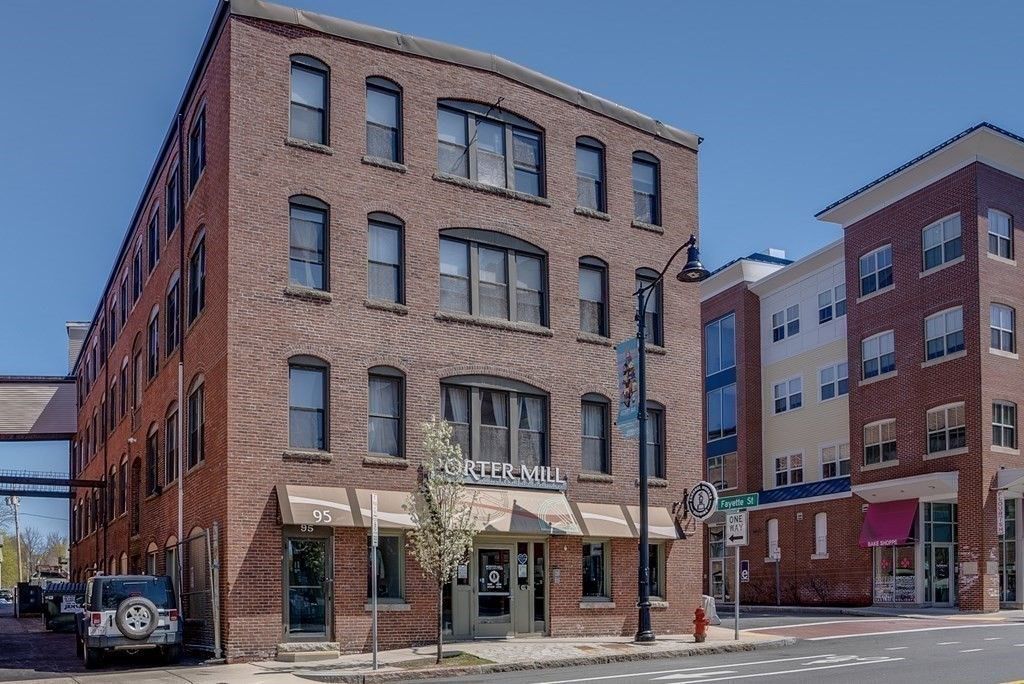 Exterior, Facade, Brick Facade, Rowhouse