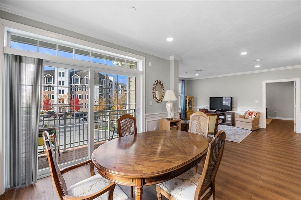 Dining room, Interior, Living room, Recessed Lighting, Wood Texture Flooring