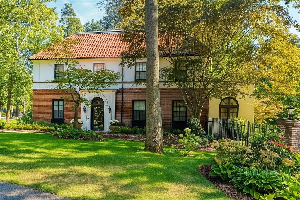 Backyard, Exterior, Facade, Brick Facade, French Provincial