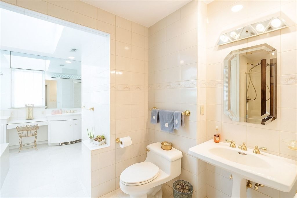 Bathroom, Interior, Recessed Lighting