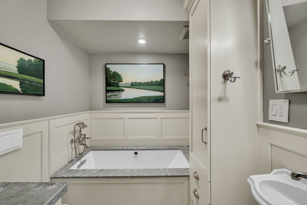 Bathroom, Interior, Recessed Lighting