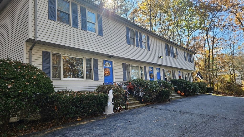 Exterior, Facade, Raised Ranch