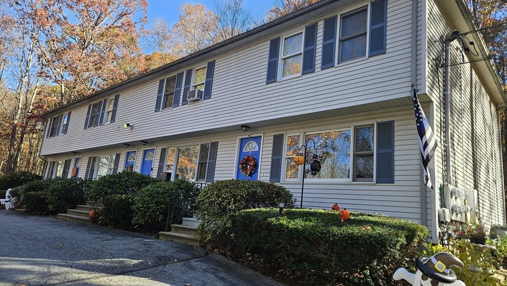 Exterior, Facade, Raised Ranch