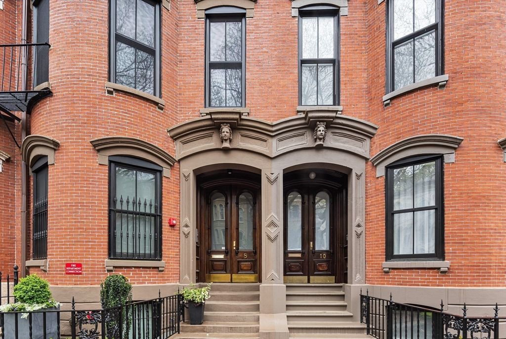 Exterior, Facade, Brick Facade, Rowhouse