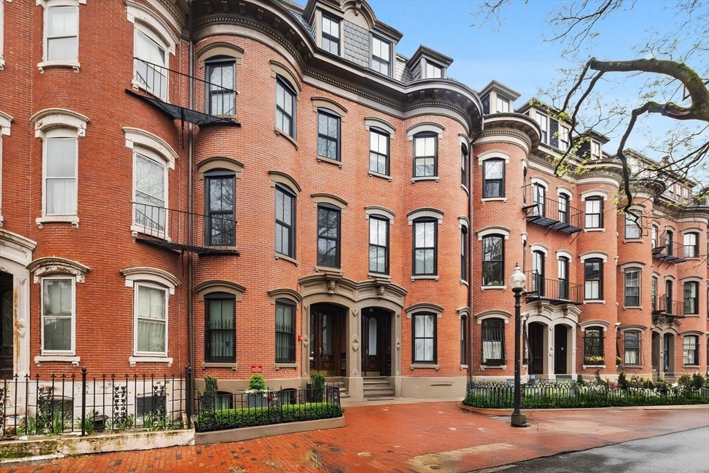 Exterior, Facade, Brick Facade, Rowhouse