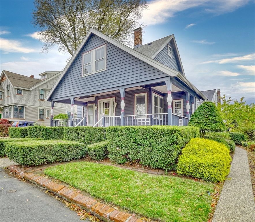 Exterior, Facade, Queen Anne Victorian