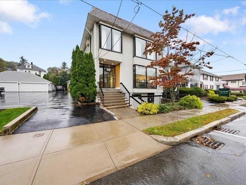 Exterior, Facade, Modern