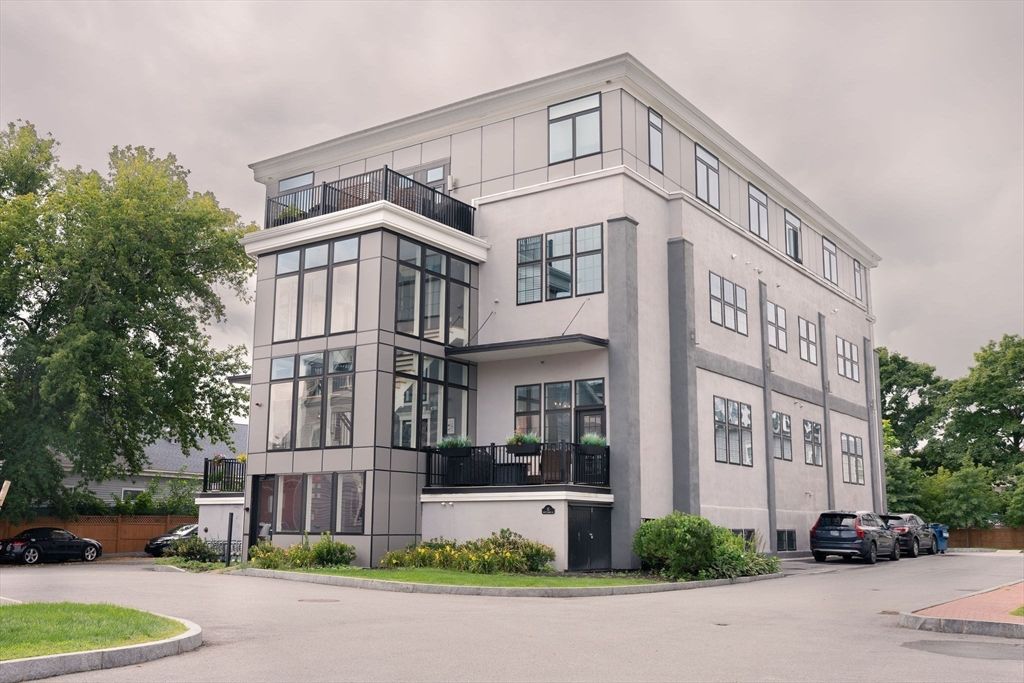 Exterior, Facade, Modern