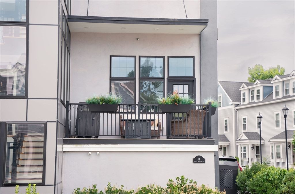 Exterior, Facade, Modern