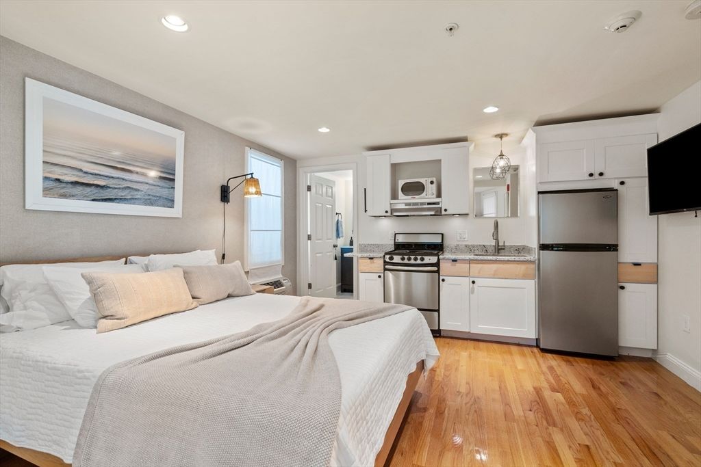 Bedroom, Interior, Kitchen, Pendant Lights, Recessed Lighting, Stainless Steel Appliances, Wood Texture Flooring