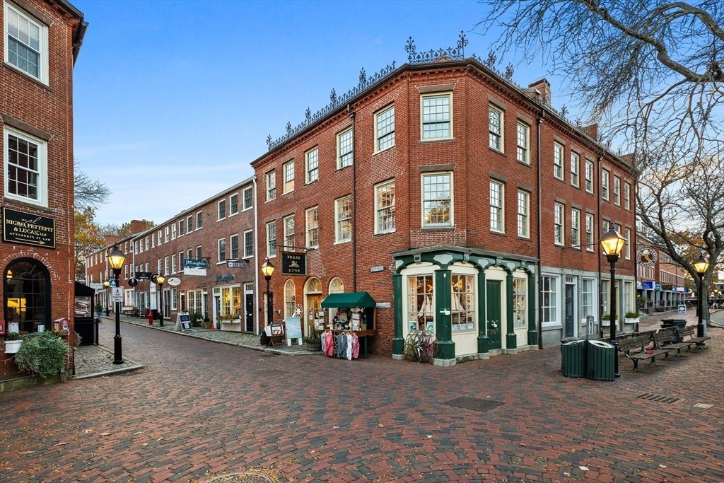 Exterior, Facade, Brick Facade, Chicago School