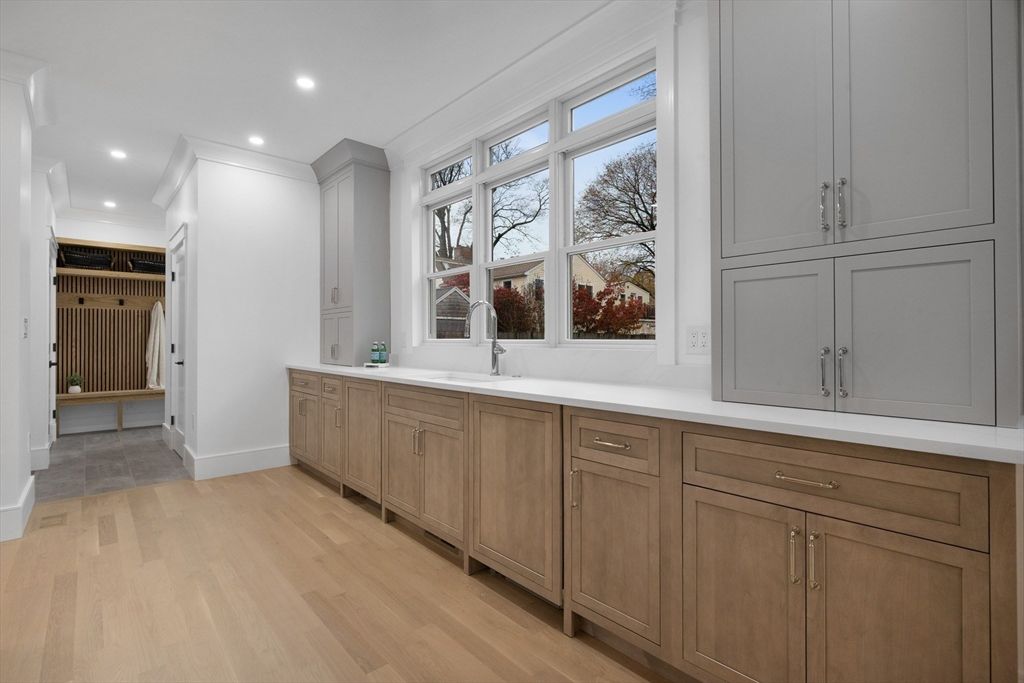 Interior, Recessed Lighting, Wood Texture Flooring