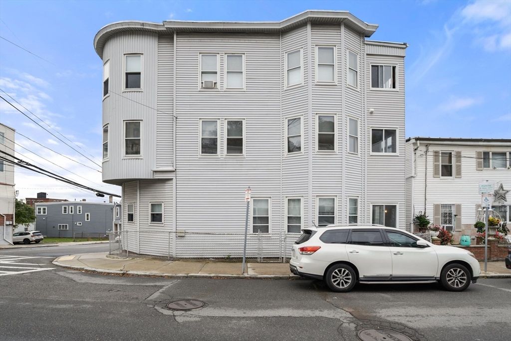 Exterior, Facade, Rowhouse