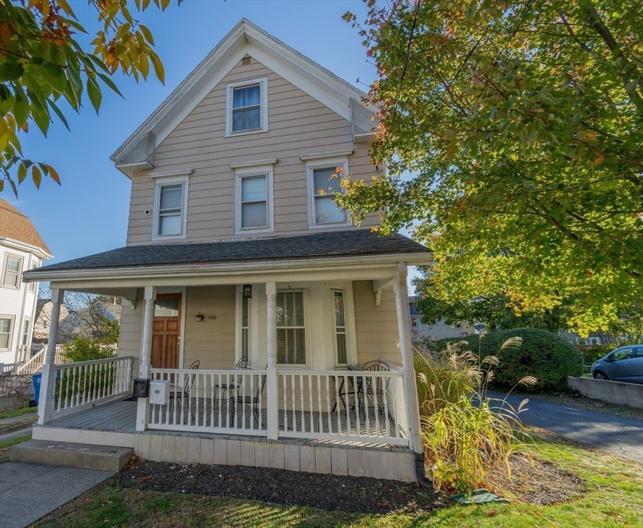 Exterior, Facade, Queen Anne Victorian