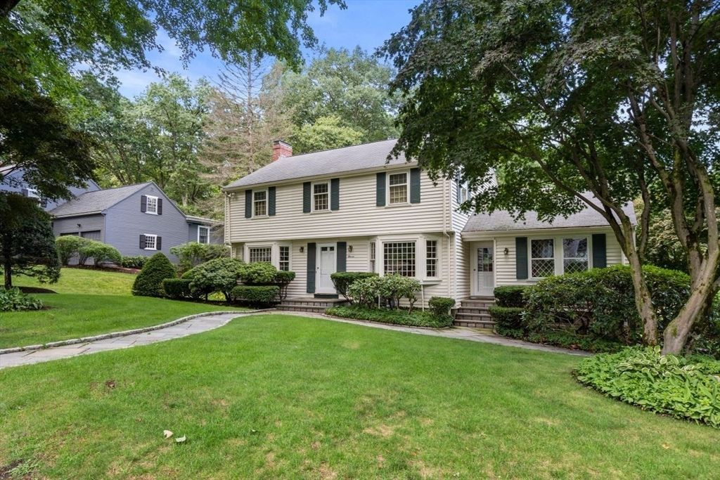 Exterior, Facade, Split Level