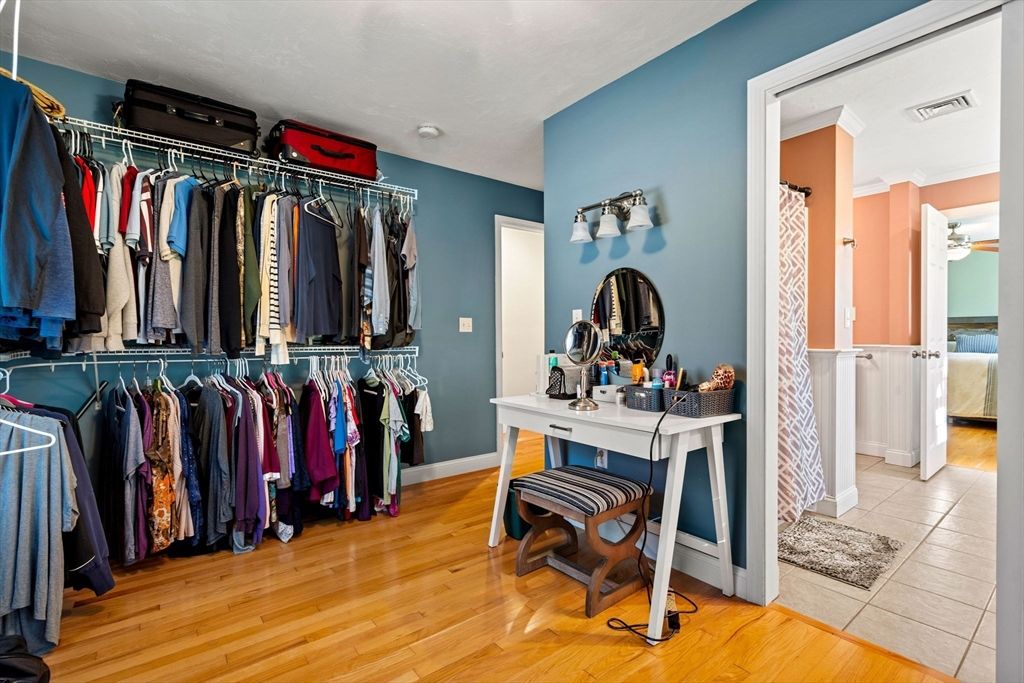Interior, Walk-in Closets, Wood Texture Flooring